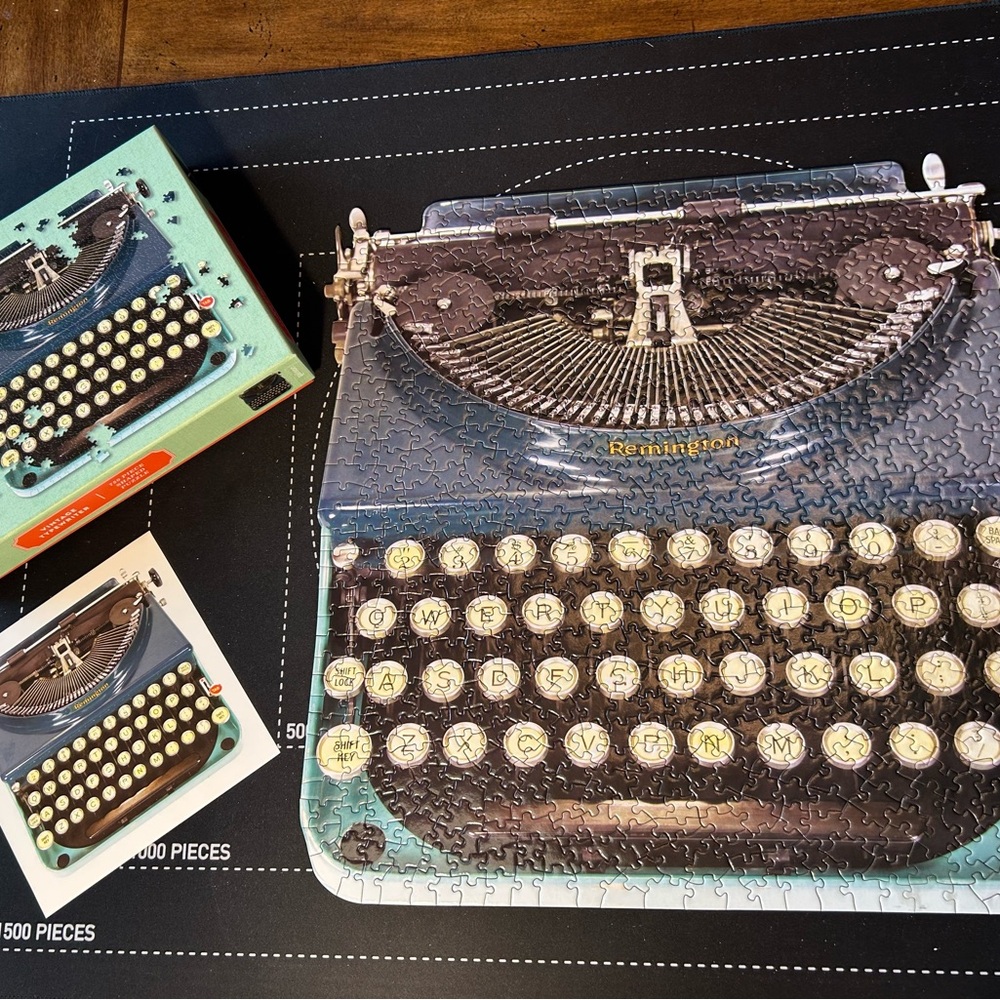 Remington Vintage Typewriter 750pc shaped pieces Puzzle